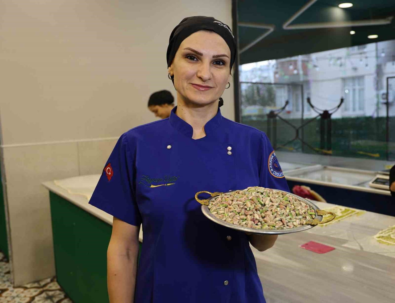 FISTIKLI TATLILARDA GIDA BOYASI VE BEZELYE KULLANILMASINA KARŞI VATANDAŞLARI UYARAN TATLICI ZEYNEP...