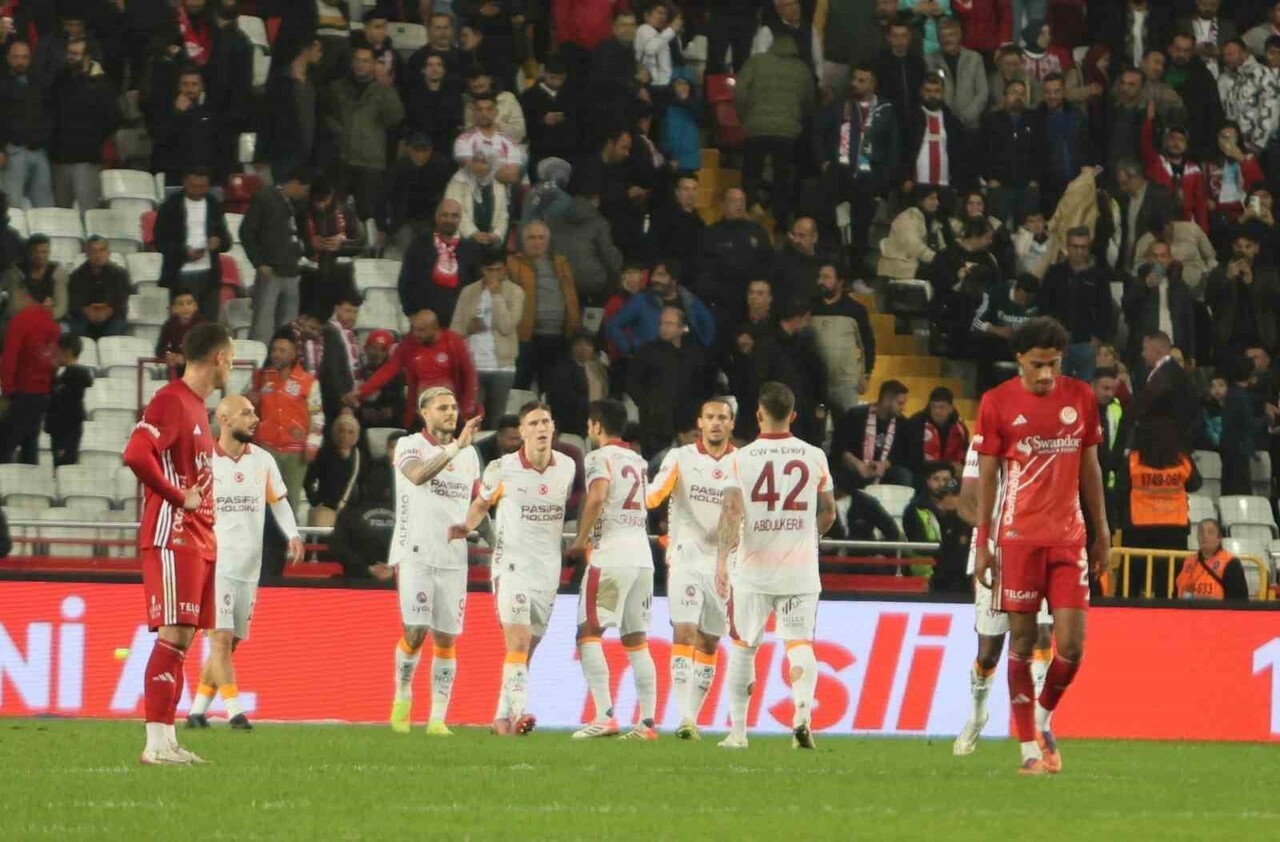 GALATASARAY'IN ARJANTİNLİ FUTBOLCUSU MAURO ICARDİ, ANTALYASPOR MAÇIYLA BU SEZON TRENDYOL SÜPER...