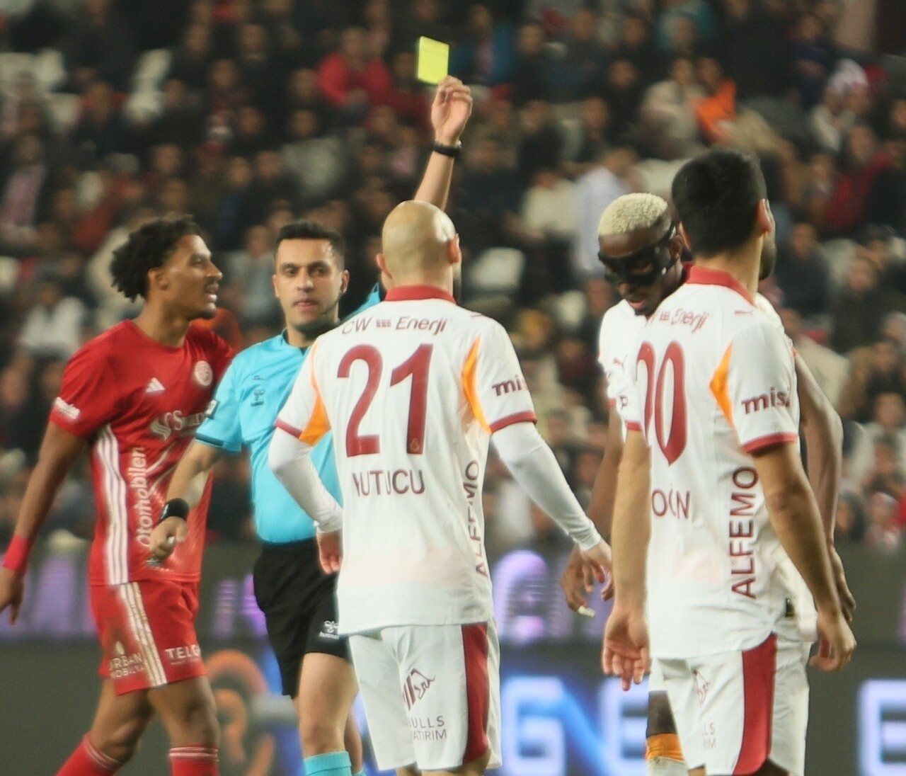 GALATASARAY'IN NİJERYALI FUTBOLCUSU VİCTOR OSİMHEN, ANTALYASPOR MAÇINDA GÖRDÜĞÜ SARI KARTLA CEZALI...