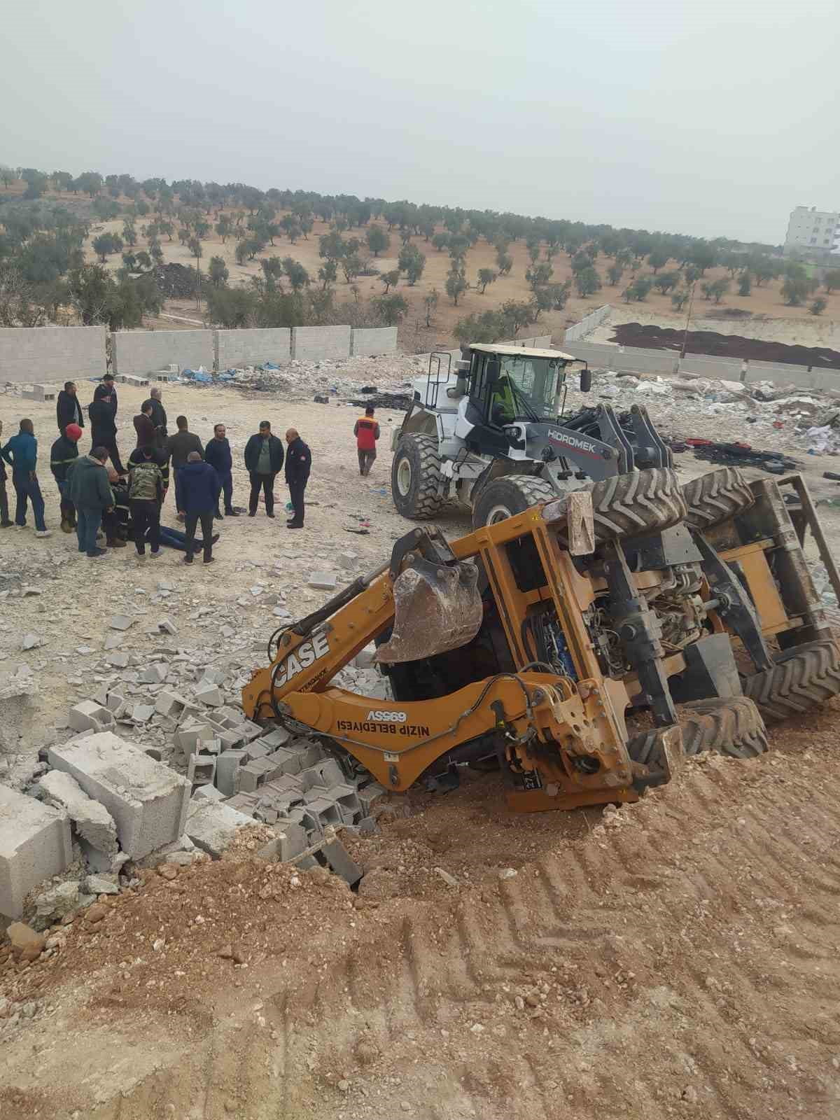 GAZİANTEP'İN NİZİP İLÇESİNDE YOL ÇALIŞMASI SIRASINDA YAŞANAN ÇÖKME NEDENİYLE KEPÇENİN DEVRİLMESİ...