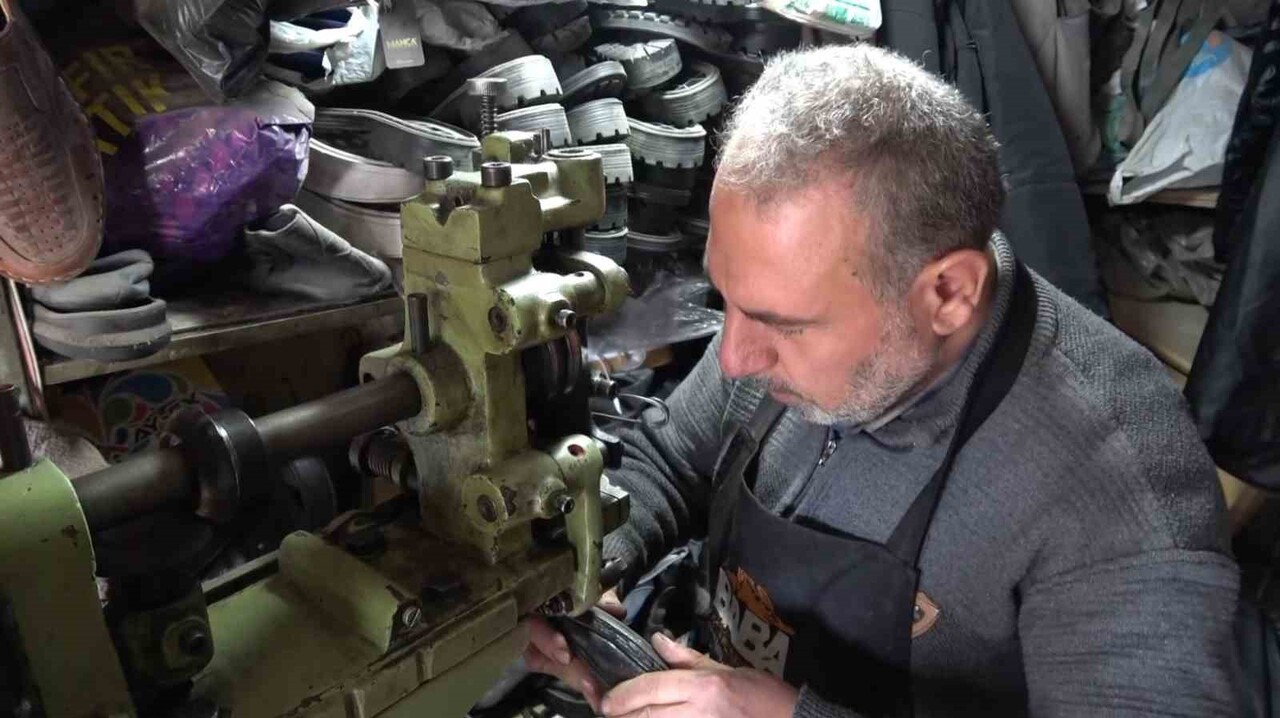 GAZİANTEP'TE 5 METREKARELİK DÜKKANINDA 30 YILDIR AYAKKABI TAMİRCİLİĞİ YAPAN CENGİZ CANBAY, ÇOCUK...