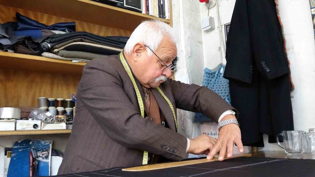 GAZİANTEP'TE 55 YILDIR TERZİLİK YAPAN 67 YAŞINDAKİ NEZİR CANPOLAT, İLERLEYEN YAŞINA RAĞMEN...