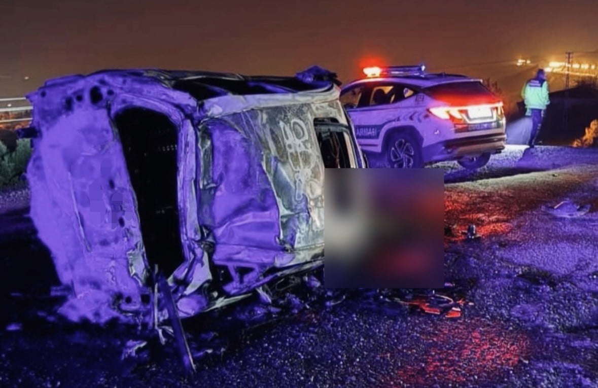 GAZİANTEP'TE BARİYERLERE ÇARPARAK ALEV ALAN ARAÇTAKİ SÜRÜCÜ HAYATINI KAYBETTİ