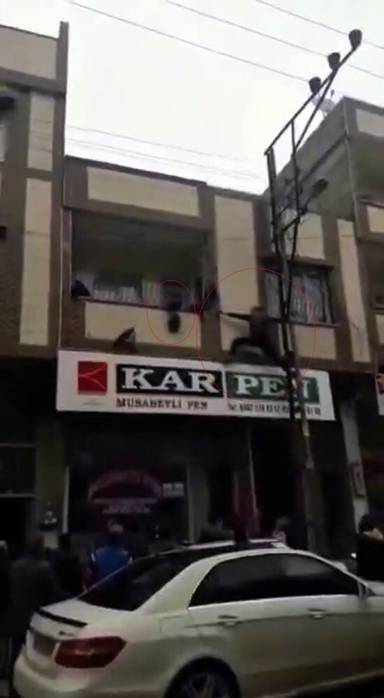 GAZİANTEP'TE BİR EVİN BALKONUNDAKİ DEMİR PARMAKLIKLARDA ASILI KALAN ÇOCUĞU, DİREĞE TIRMANARAK...