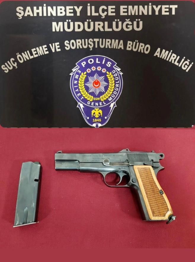 GAZİANTEP'TE DÜĞÜN MERASİMİNDE HAVAYA ATEŞ ETTİĞİ TESPİT EDİLEN ŞAHIS, POLİS EKİPLERİNCE...