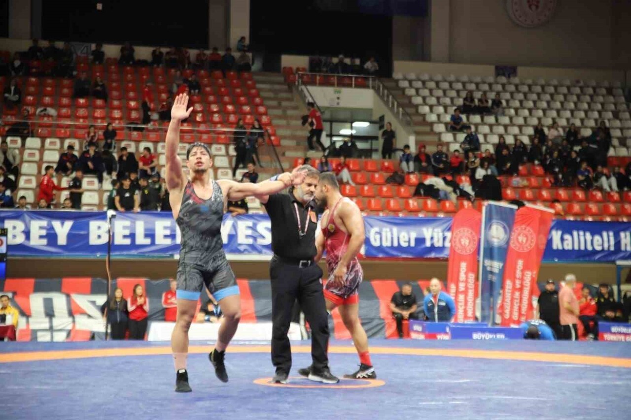 GAZİANTEP'TE DÜZENLENEN TÜRKİYE GÜREŞ ŞAMPİYONASI TAMAMLANDI