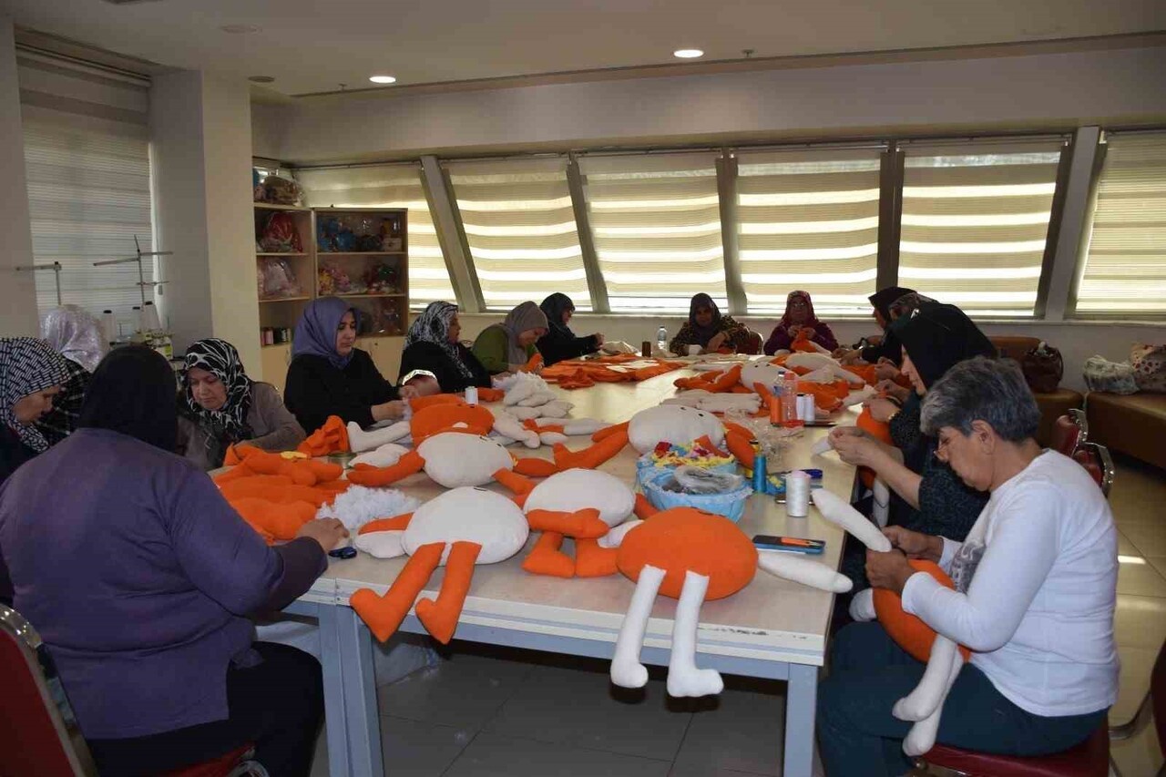 GAZİANTEP'TE EL İŞİ SANATI KURSUNDAKİ KADINLAR PLASTİK OYUNCAKLARLA OYNAYAMAYAN LÖSEMİLİ ÇOCUKLAR...