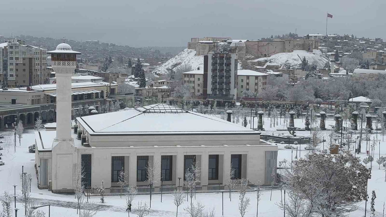 GAZİANTEP'TE GECE SAATLERİNDE ETKİLİ OLAN KAR YAĞIŞI ŞEHRİ BEYAZ ÖRTÜYLE KAPLADI. GÜNE BEYAZ...