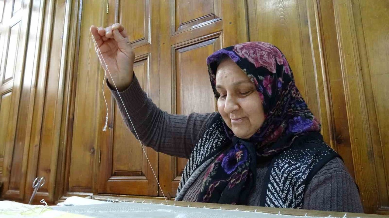 GAZİANTEP'TE GEÇMİŞTEN GÜNÜMÜZE KADAR GENÇ KIZLARIN ÇEYİZLERİNDE KULLANILAN VE TELİ ÇEKİLEBİLEN...