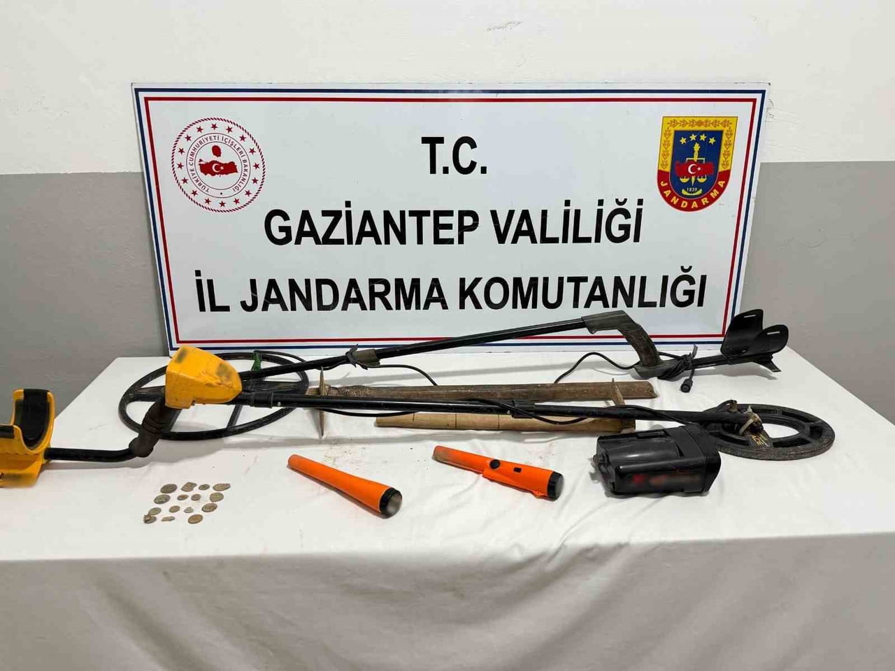 GAZİANTEP'TE KAÇAK KAZI 2 ŞAHIS SUÇÜSTÜ YAKALANDI: 15 ADET TARİHİ SİKKE ELE GEÇİRİLDİ