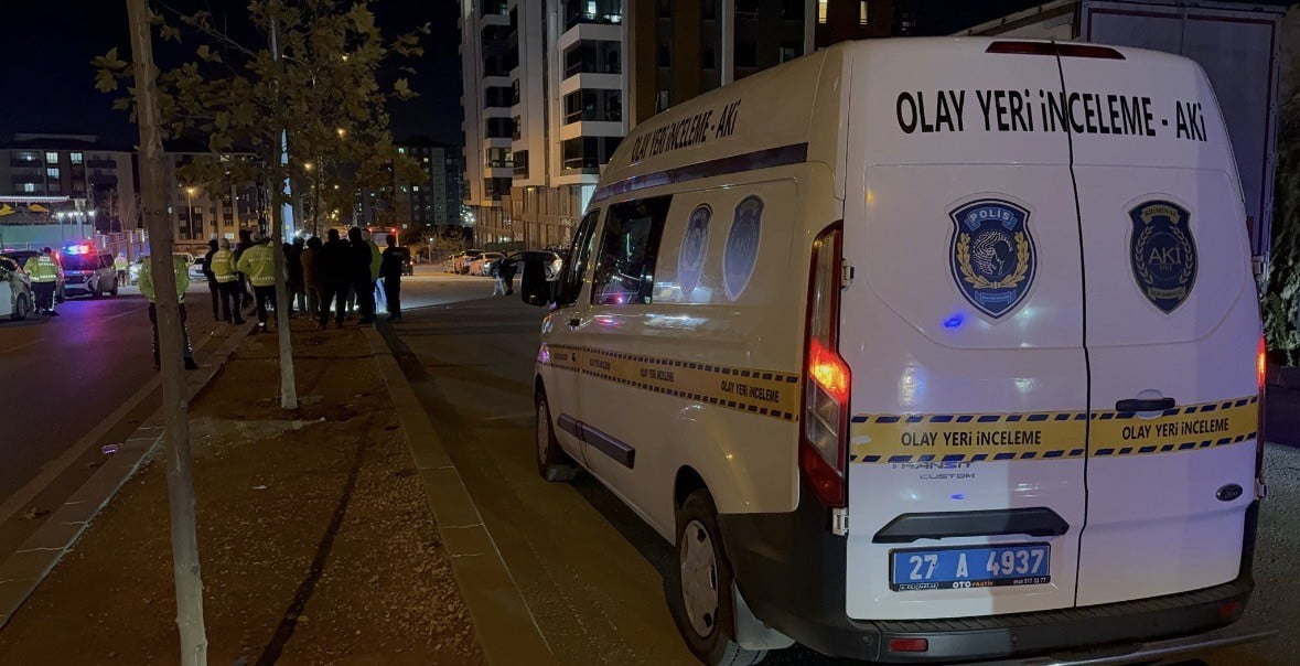 GAZİANTEP'TE OTOMOBİLİN ÇARPTIĞI ANNE HAYATINI KAYBETTİ, KIZI AĞIR YARALANDI. FECİ KAZAYA NEDEN...