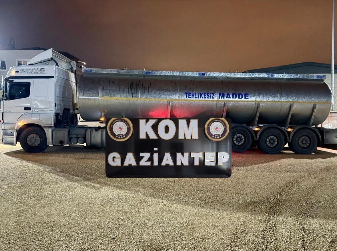 GAZİANTEP'TE POLİS EKİPLERİNCE YAPILAN OPERASYONDA 26 BİN 360 LİTRE KARIŞIMLI AKARYAKIT İLE 5 BİN...