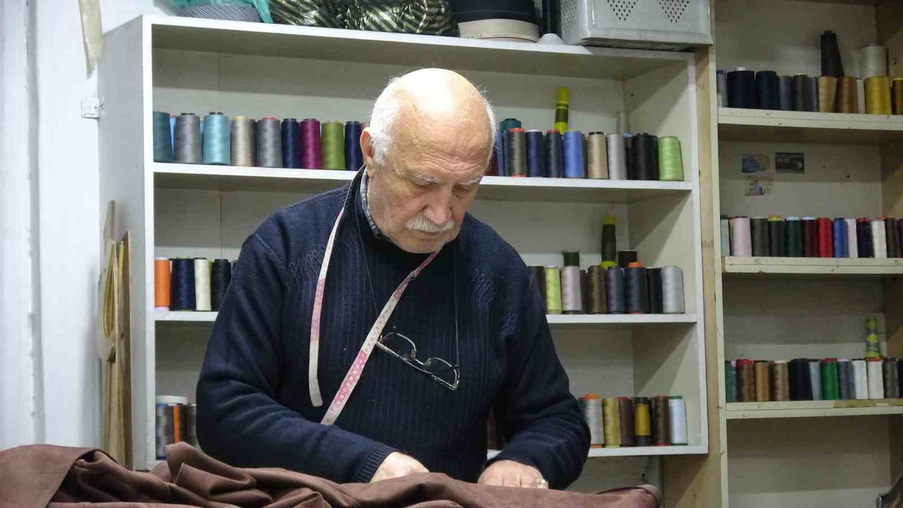 GAZİANTEP'TE YAŞAYAN 71 YAŞINDAKİ MÜSLÜM DEMİRDÖKEN, BİR ÖMRÜ DİKİŞ MAKİNESİ BAŞINDA GEÇİRDİ....