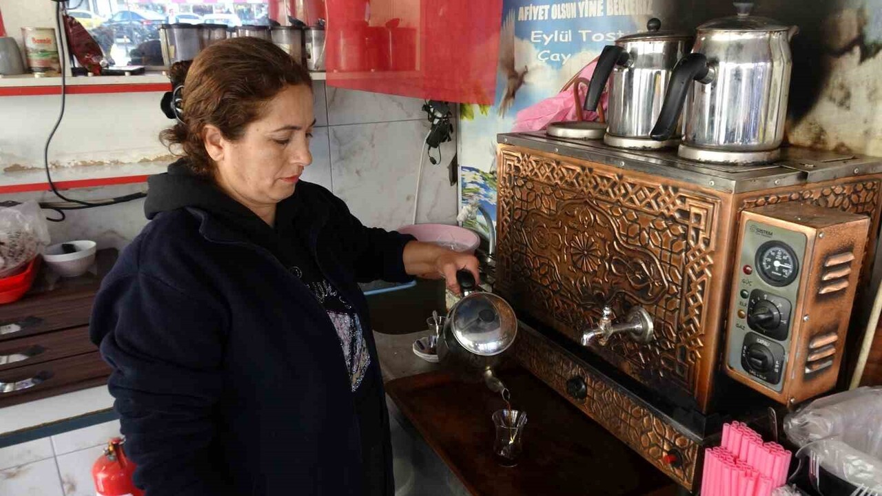 GAZİANTEP'TE YAŞAYAN GÜLAY KAYA, EŞİNE YARDIM ETMEYE GELDİĞİ ÇAY OCAĞINDA 5 YILDIR HER SABAH...