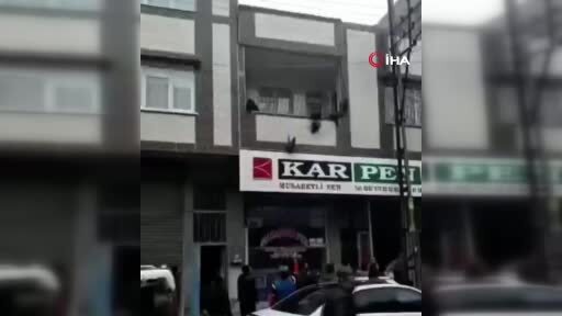 Gaziantep'te yürekleri ağza getiren an: Balkonda asılı kalan çocuğu kurtardı