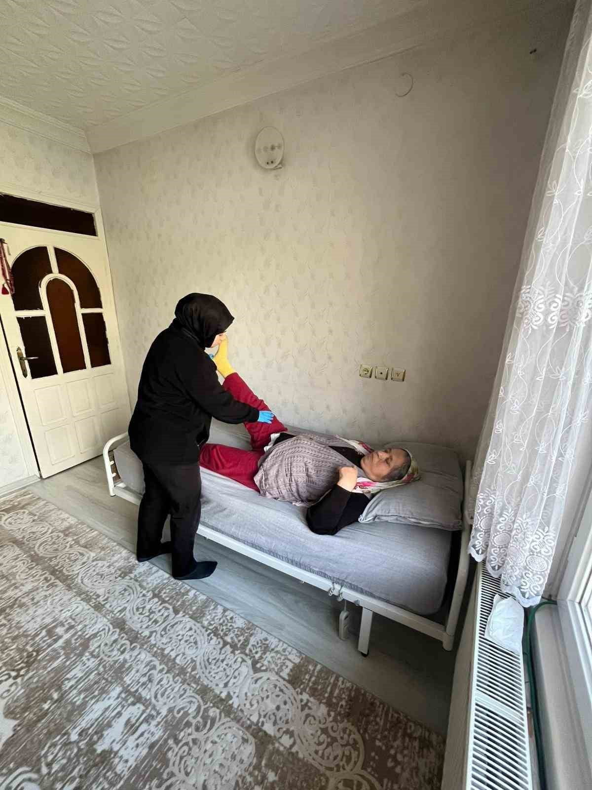 GAZİANTEP BÜYÜKŞEHİR BELEDİYESİ, EVDE SAĞLIK HİZMETLERİ BİRİMİ ARACILIĞIYLA YÜRÜTTÜĞÜ EVDE FİZİK...