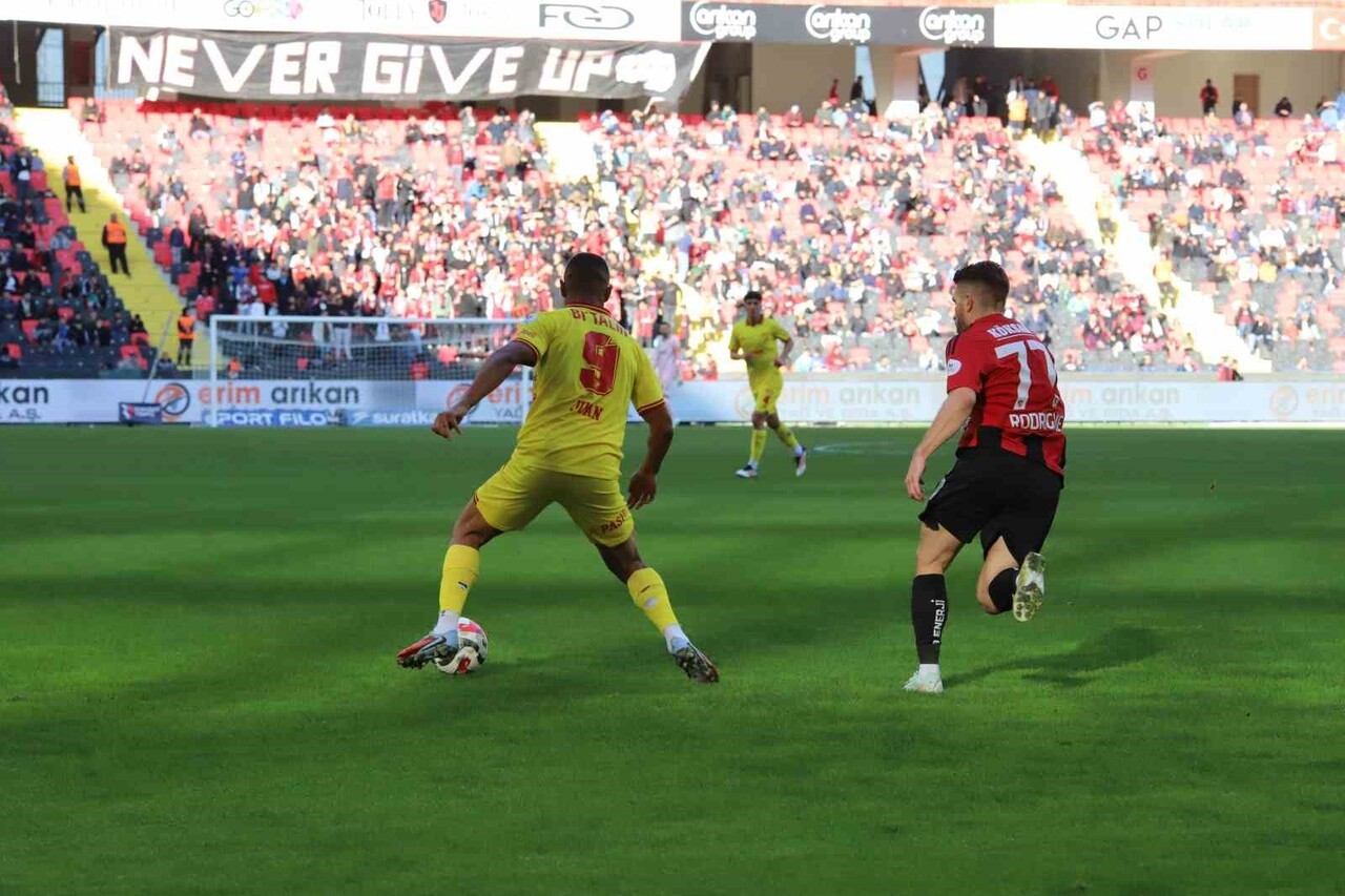 GAZİANTEP FUTBOL KULÜBÜ, TRENDYOL SÜPER LİG'İN 16. HAFTASINDA GÖZTEPE'Yİ KONUK EDİYOR. MÜSABAKANIN...