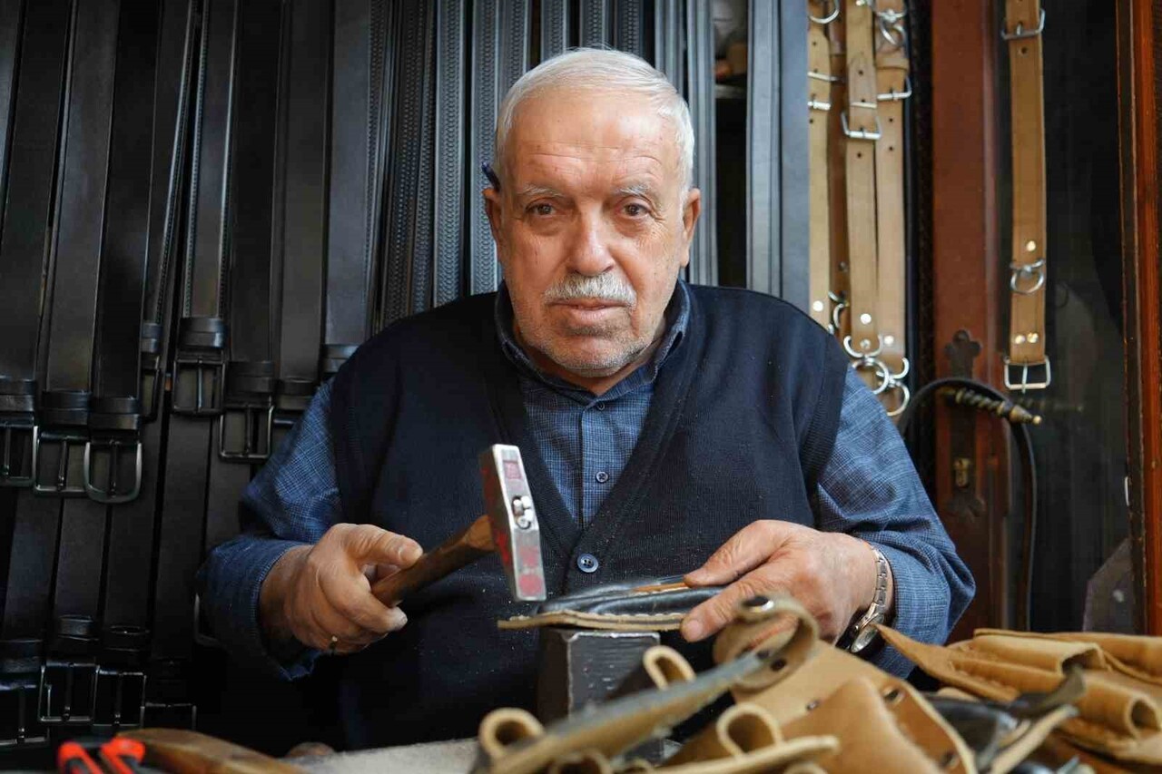 GAZİANTEP’TE 48 YILLIK SARACİYE USTASI ÖKKEŞ ÖZSABANCIOĞLU, BAKIRCILAR ÇARŞISI’NDAKİ 2...