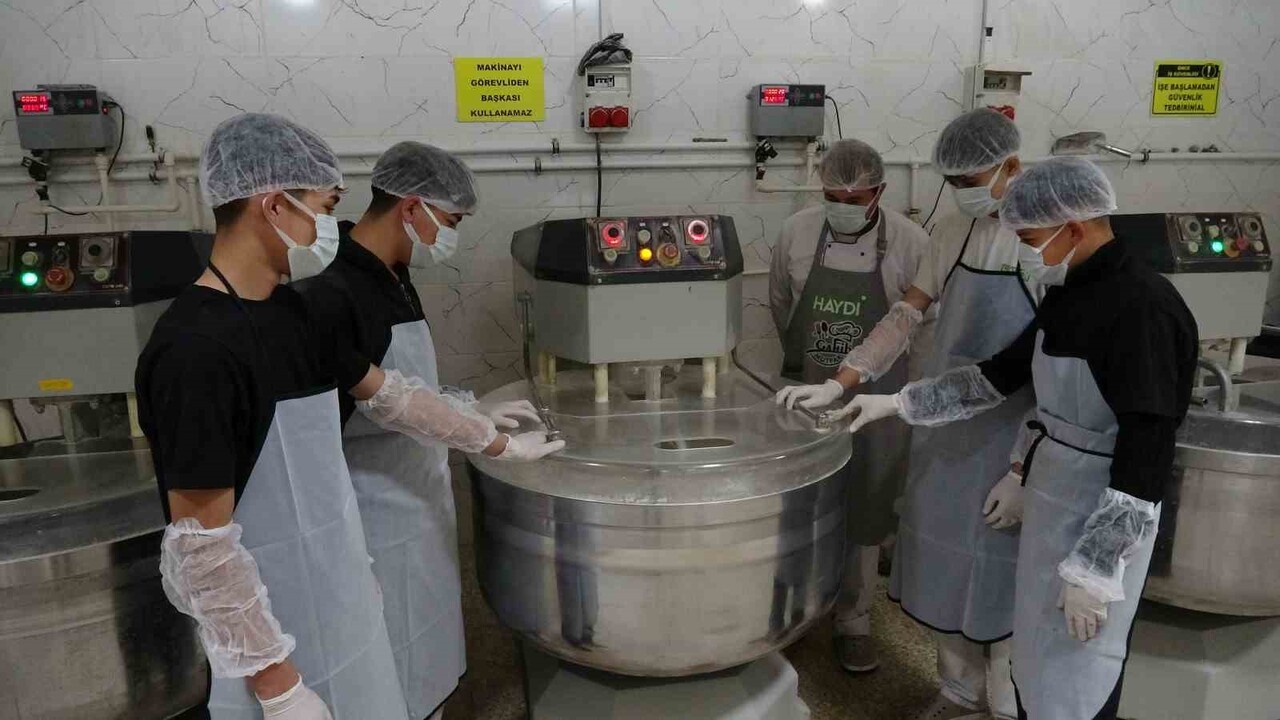 GAZİANTEP’TE BİR USTA ÖĞRETİCİ VE 7 ÖĞRENCİYLE GÜNDE 25 BİN ADET EKMEK ÜRETİMİ YAPILAN GAHİB...