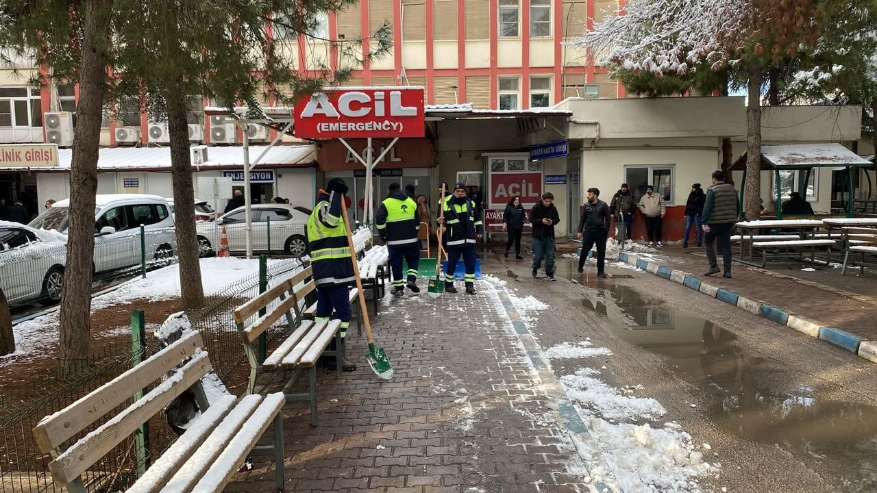 GAZİANTEP’TE GECE SAATLERİNDEN İTİBAREN ETKİSİNİ ARTIRAN KAR YAĞIŞININ ARDINDAN ŞEHİTKAMİL...