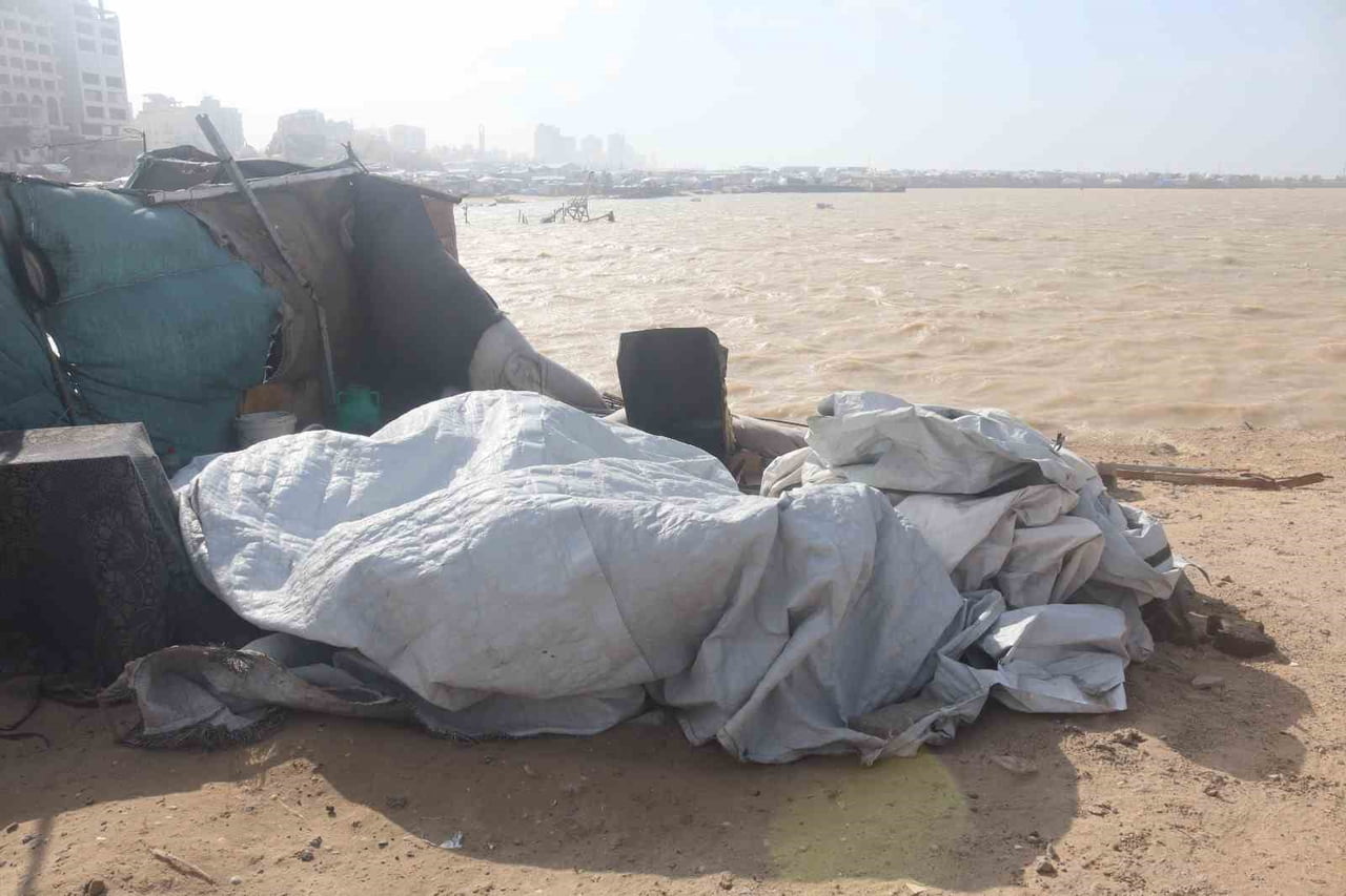 GAZZE ŞERİDİ'NDE ETKİLİ OLAN ŞİDDETLİ RÜZGAR VE SAĞANAK YAĞIŞ, İSRAİL ORDUSU TARAFINDAN YERİNDEN...