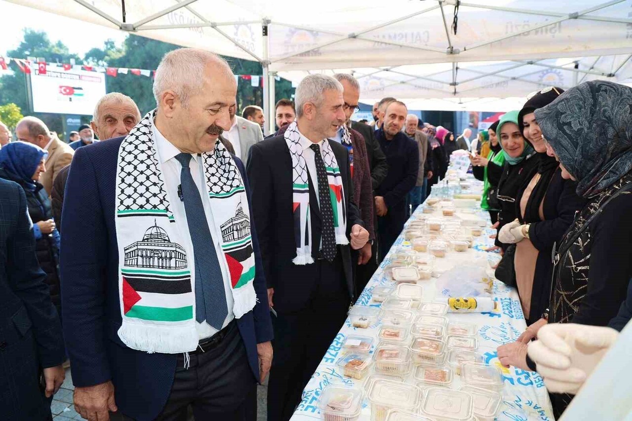 GEBZE'DE KADINLAR TARAFINDAN HAZIRLANARAK SATIŞA SUNULAN EL EMEĞİ ÜRÜNLER, YİYECEKLER VE ÇEŞİTLİ...