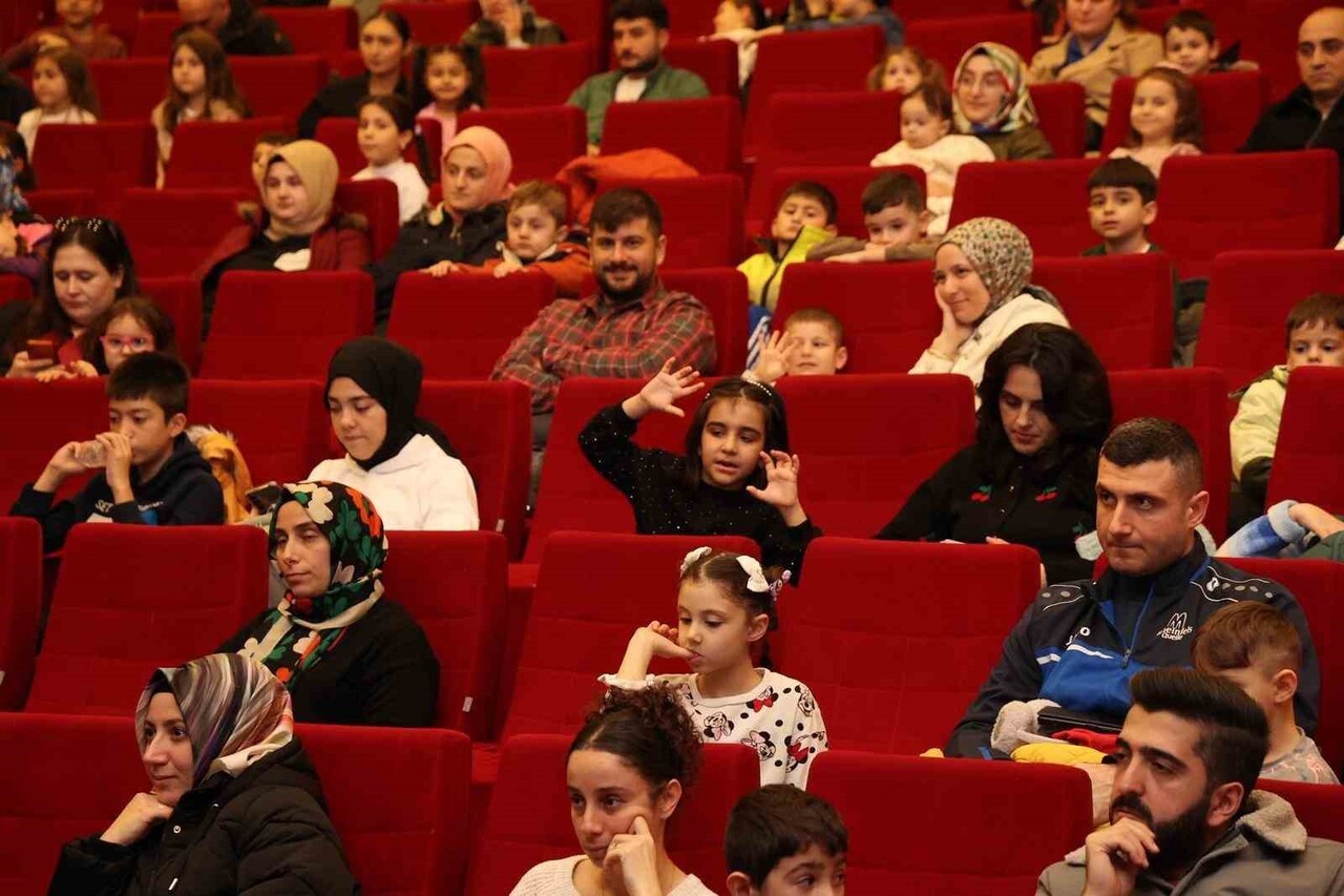 GEBZE BELEDİYESİ KÜLTÜR-SANAT ETKİNLİKLERİ KAPSAMINDA SAHNELENEN "RENKLİ ÇORAPLI KUZGUN" ADLI...