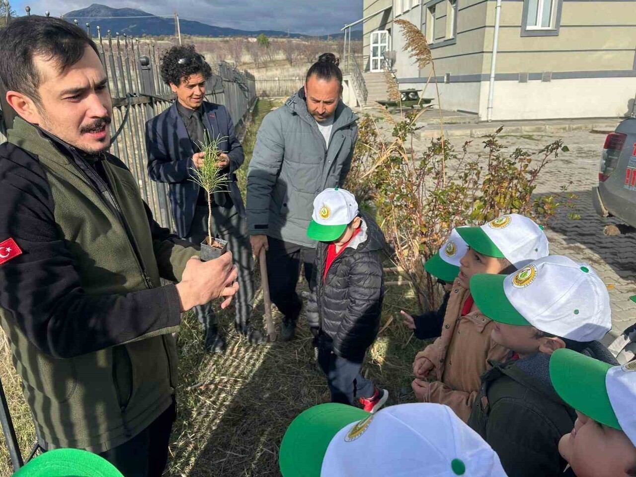 GEDİZ’DE MİNİK ÖĞRENCİLER KIZILÇAM FİDANLARINI TOPRAKLA BULUŞTURDU
