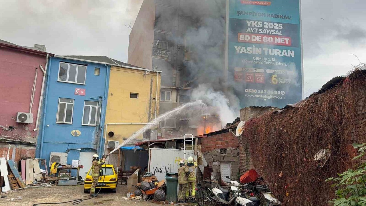 GEMLİK’NİN İLÇESİNDE BİR PİDE İMALATHANESİNDE ÇIKAN YANGIN, KISA SÜRELİ PANİĞE NEDEN...