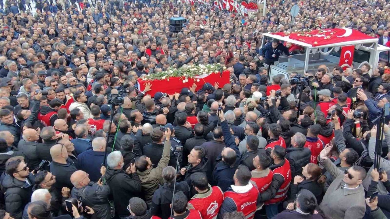GENÇ YAŞTA HAYATINI KAYBEDEN MANİSA ŞEHZADELER BELEDİYE BAŞKANI GÜLŞAH DURBAY, ON BİNLERCE...