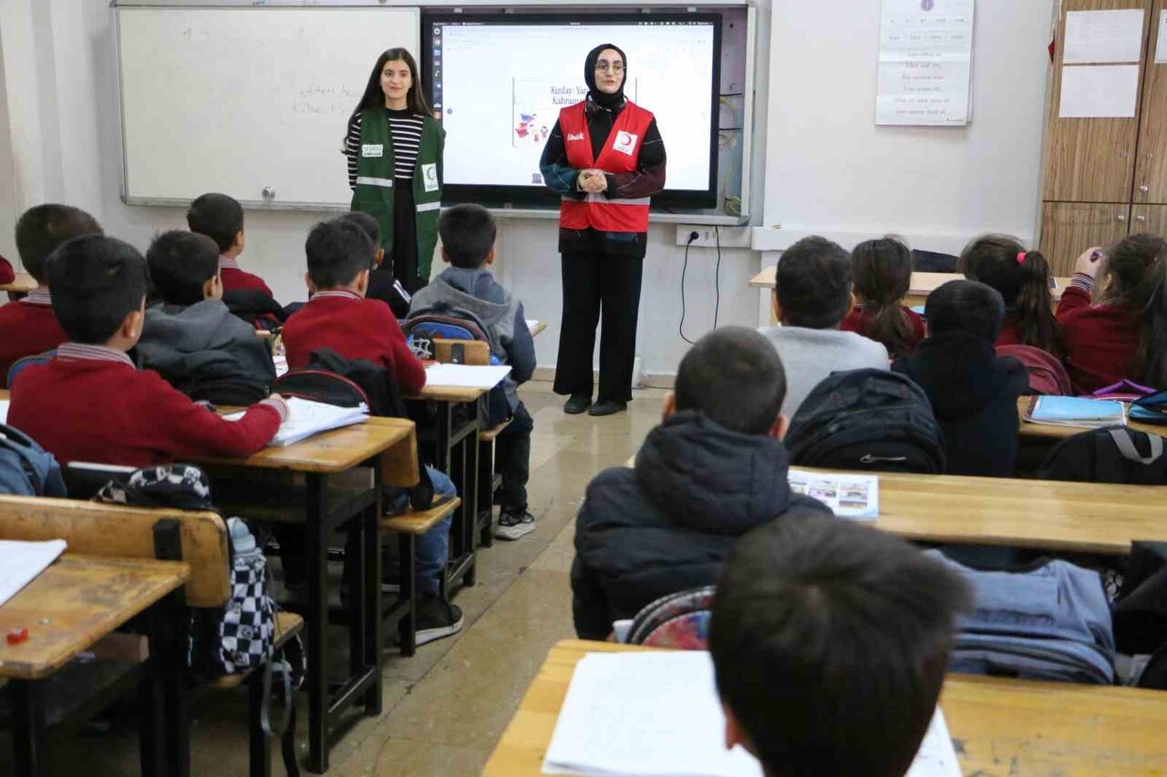 GENÇ YEŞİLAY VE GENÇ KIZILAY GÖNÜLLÜLERİ, DİYARBAKIR’IN BAĞLAR İLÇESİNDE BULUNAN FATİH İLKOKULU...