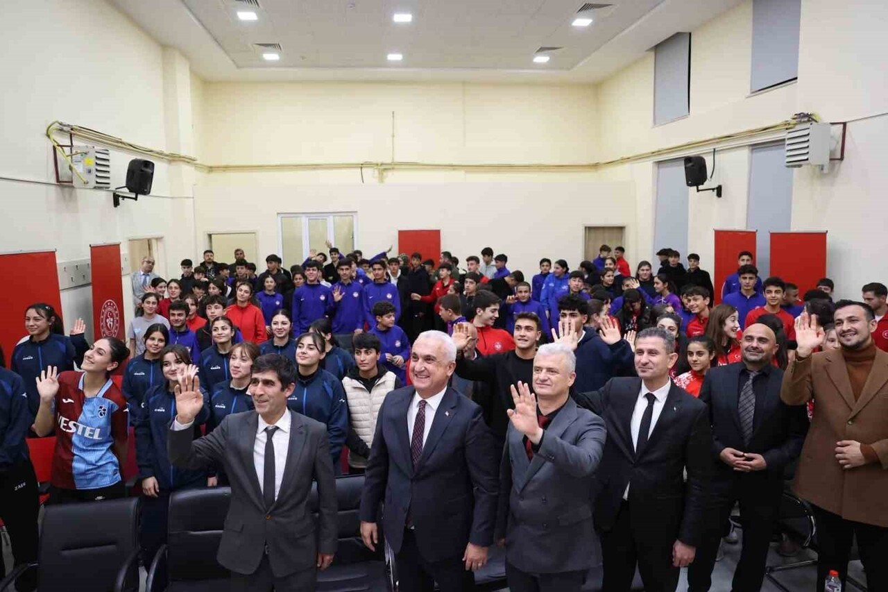 GENÇLİK VE SPOR BAKAN YARDIMCISI ENES EMİNOĞLU, MUŞ SPOR LİSESİ'NDEKİ ÖĞRENCİLERLE BİR ARAYA...