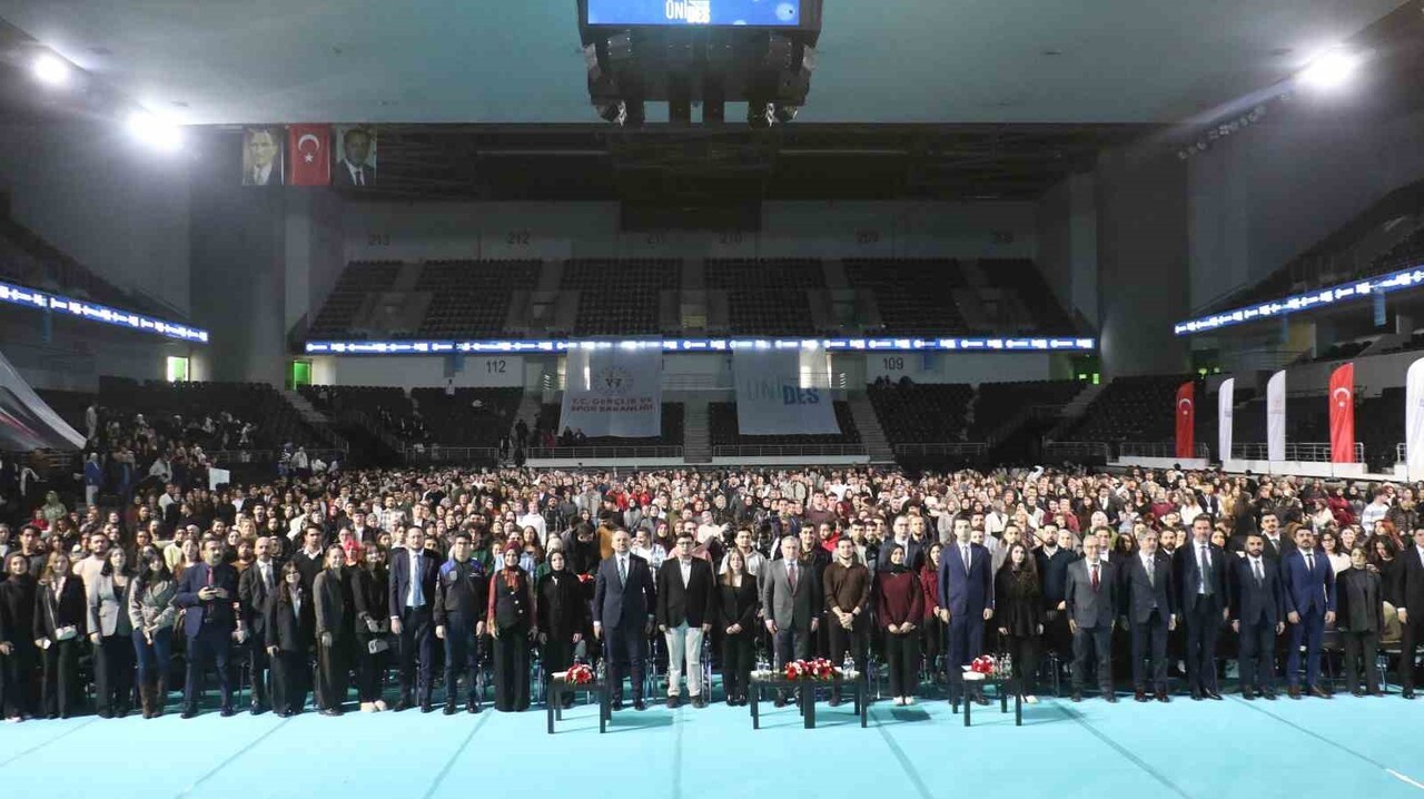 GENÇLİK VE SPOR BAKANI OSMAN AŞKIN BAK, "GENÇLERİMİZE ÇOK GÜVENİYORUZ. GELECEĞİMİZ SİZLERSİNİZ....