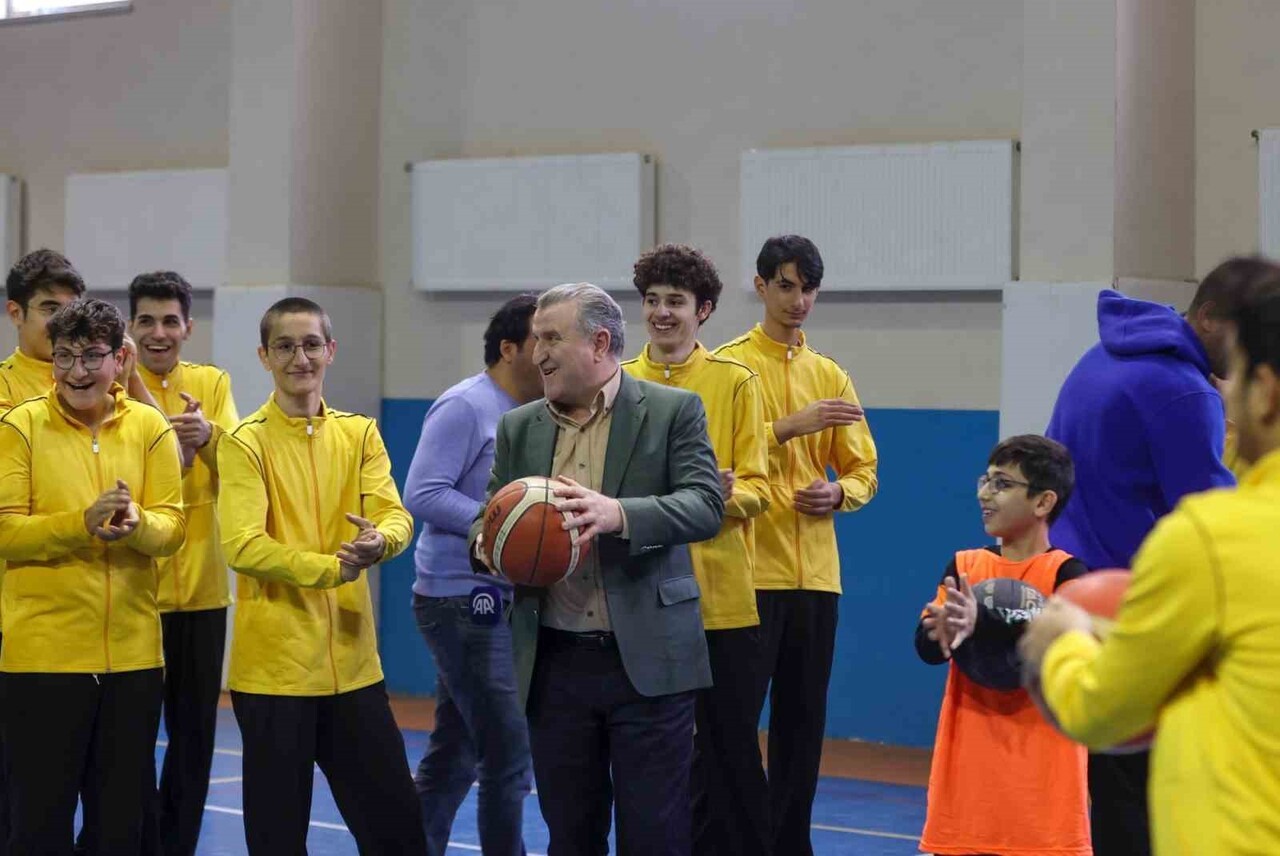 GENÇLİK VE SPOR BAKANI OSMAN AŞKIN BAK VE ÇOCUKLAR