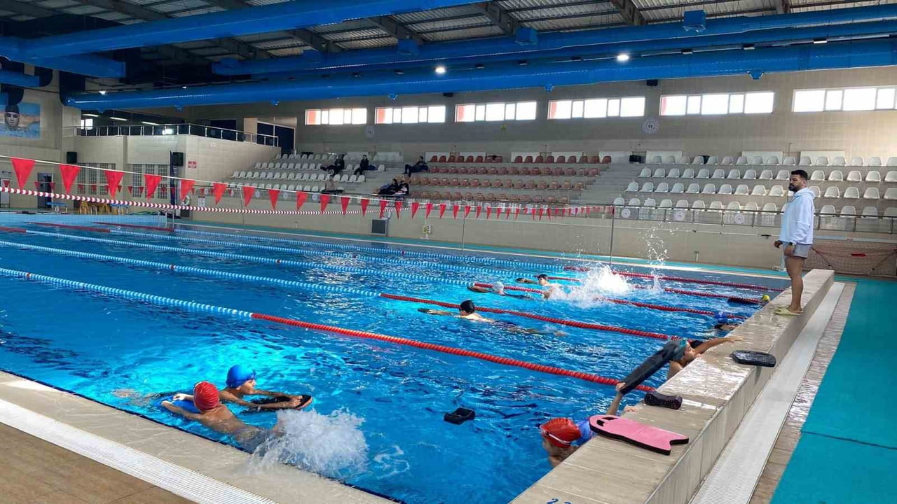 GENÇLİK VE SPOR BAKANLIĞI TARAFINDAN YÜRÜTÜLEN ‘YÜZME BİLMEYEN KALMASIN’ PROJESİ ÇERÇEVESİNDE...