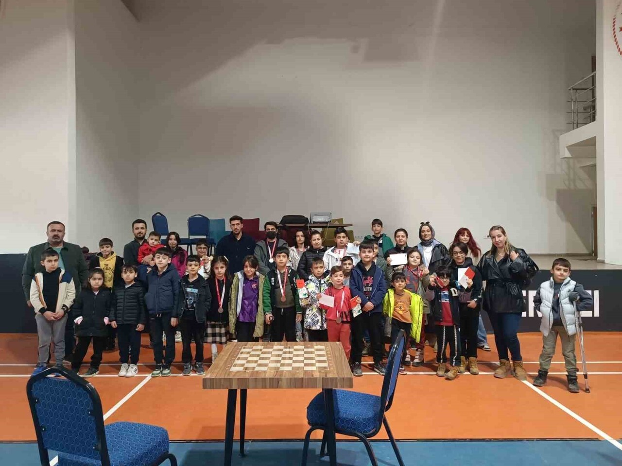 GENÇLİK VE SPOR İL MÜDÜRLÜĞÜ KOORDİNESİNDE DÜZENLENEN TURNUVA, MİNİK SPORCULARIN KIYASIYA...