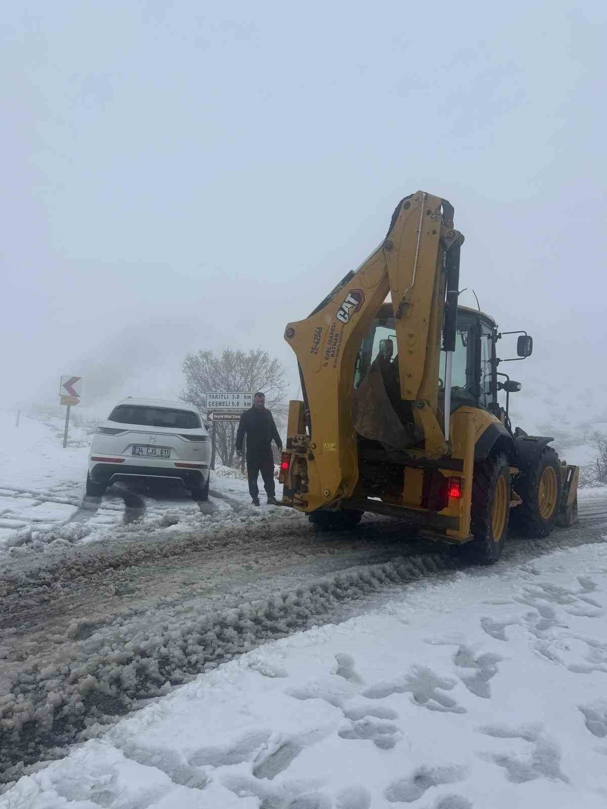 GERCÜŞ'TE, KARDAN KAPANAN 5 KÖY YOLU ULAŞIMA AÇILDI