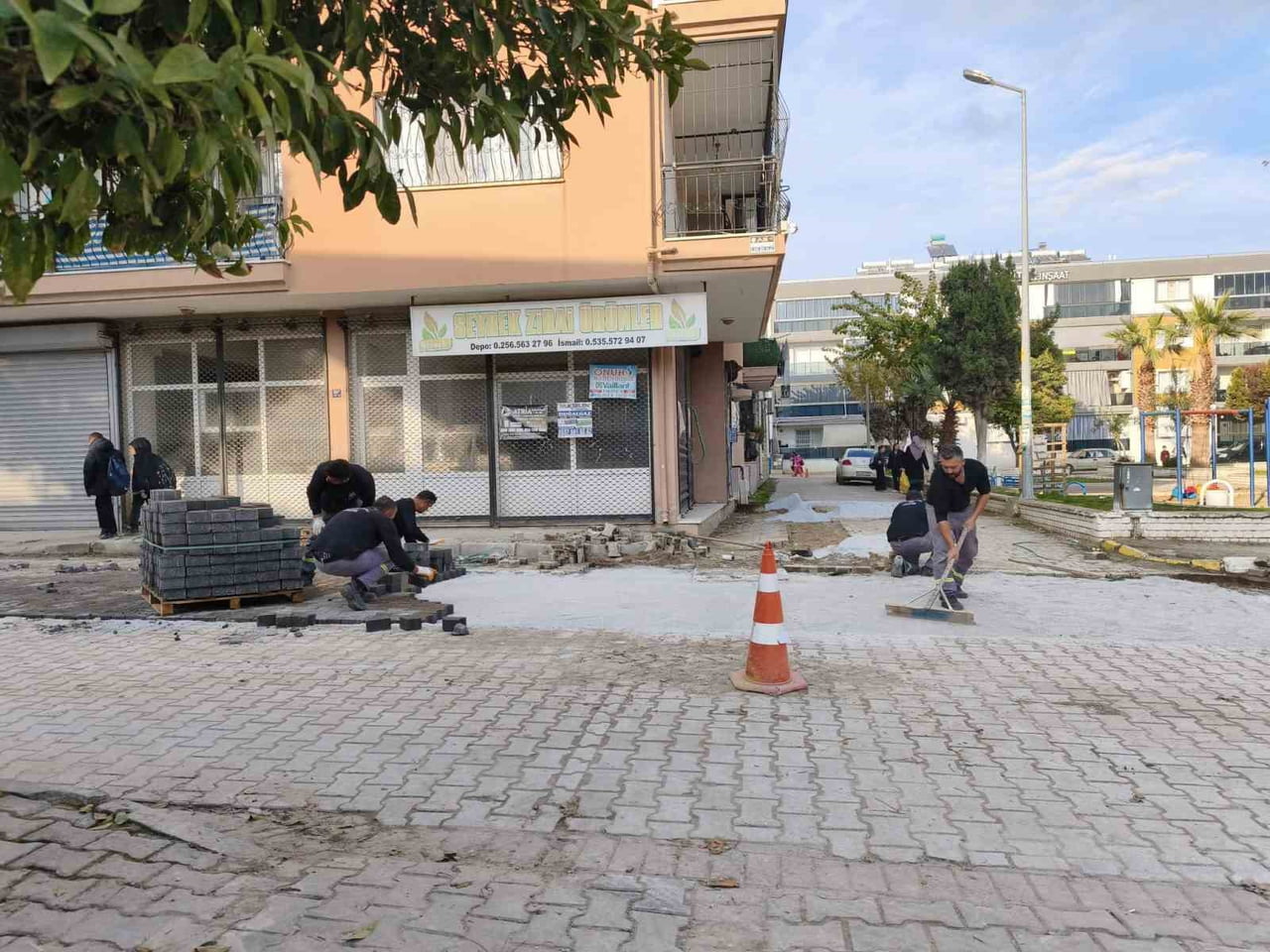 GERMENCİK BELEDİYESİ, İLÇENİN FARKLI NOKTALARINDA ÇALIŞMALARINI ARALIKSIZ SÜRDÜRÜYOR. FEN İŞLERİ...
