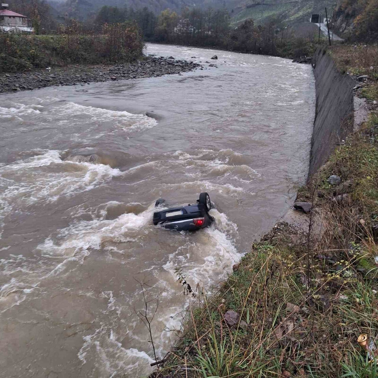 GİRESUN'DA ARAÇ DEREYE UÇTU 2 KİŞİ HAYATINI KAYBETTİ