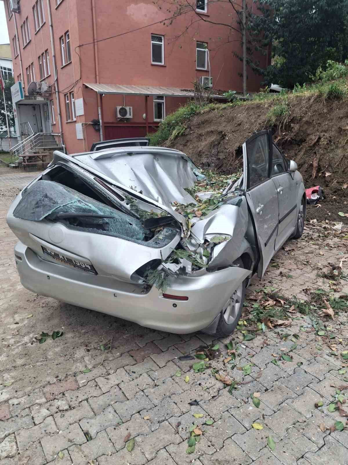 GİRESUN GENELİNDE DÜN GECE SAATLERİNDEN İTİBAREN ETKİLİ OLAN ŞİDDETLİ FIRTINA, HAYATI OLUMSUZ...