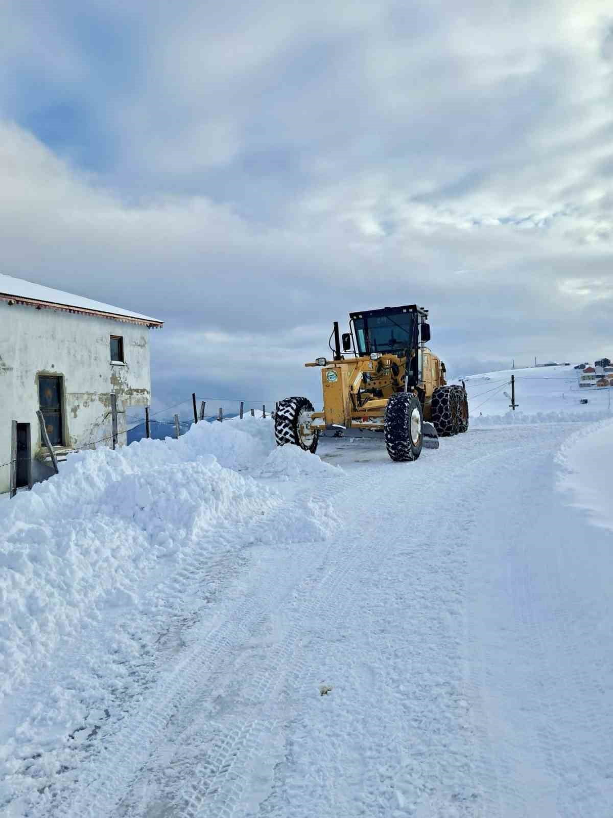 GİRESUN İL ÖZEL İDARESİ YOL VE ULAŞIM HİZMETLERİ MÜDÜRLÜĞÜNE BAĞLI EKİPLER ULAŞIMA KAPALI KÖY...