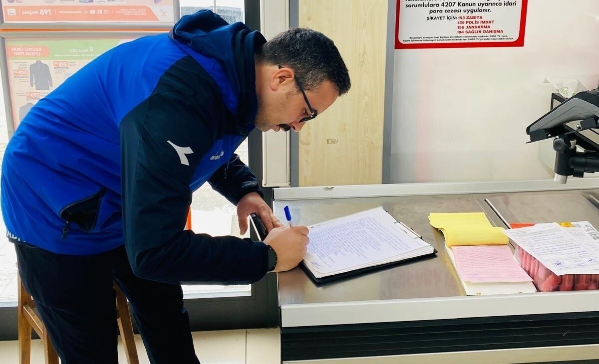 GÖLCÜK'TE ZABITA EKİPLERİNCE MARKETLERE YÖNELİK DENETİMLERDE, SON KULLANMA TARİHİ GEÇMİŞ GIDA...