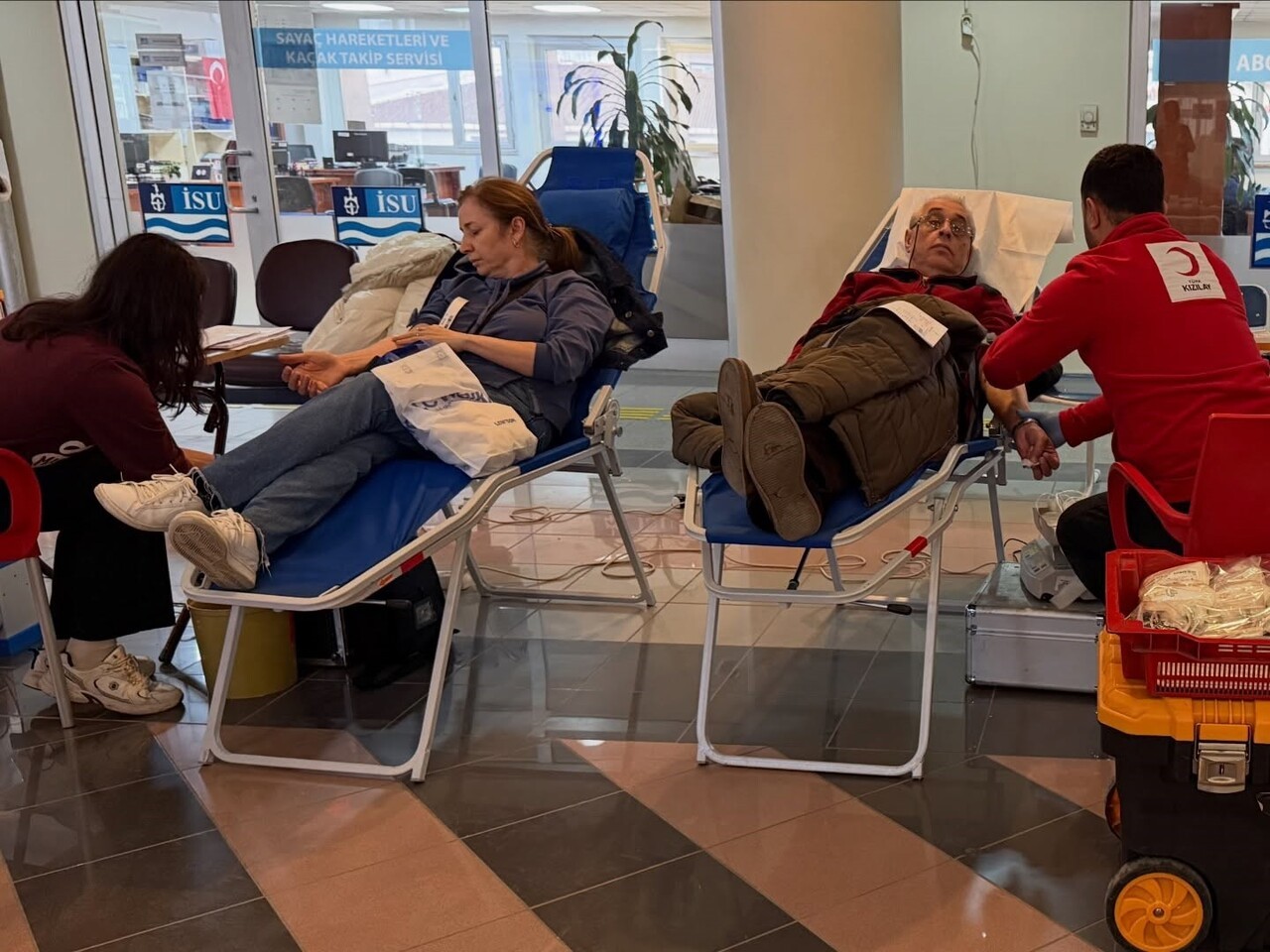 GÖLCÜK BELEDİYESİ VE TÜRK KIZILAY İŞBİRLİĞİNDE DÜZENLENEN KAMPANYADA, BELEDİYE PERSONELİ VE...