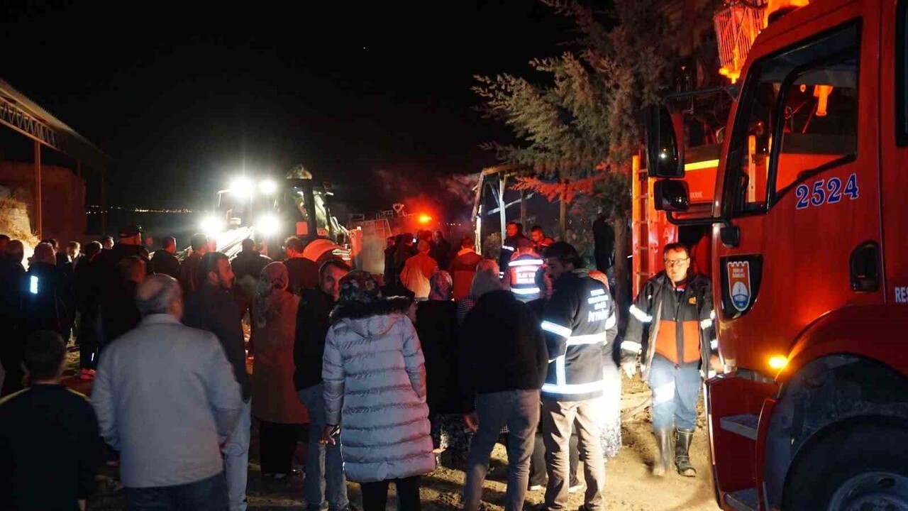 GÖLHİSAR İLÇESİNDE BİR EVDE KALORİFER KAZANININ PATLAMASI SONUCU ÇIKAN YANGIN, İTFAİYE EKİPLERİ...