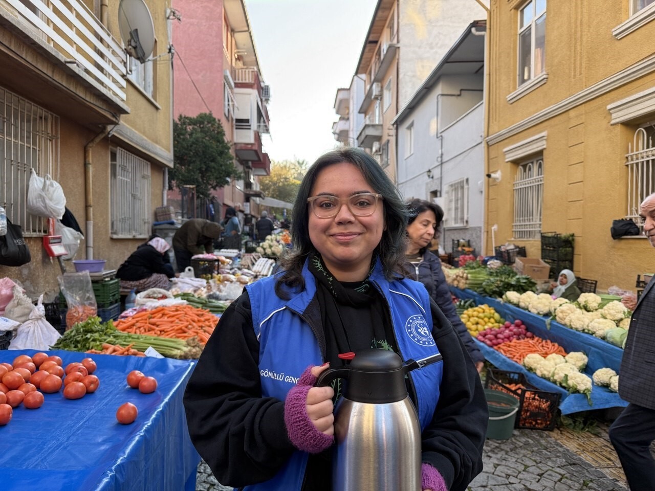 GÖNÜLLÜ GENÇLERDEN PAZAR ESNAFINA SICAK İKRAM