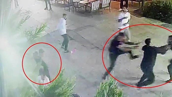 GÖRÜNTÜLERDE, HASAN AKIN'IN İKİ ATEŞ ARASINDA KALDIĞI, AĞABEYİ AHMET AKIN'IN İSE ARKASI DÖNÜKKEN...