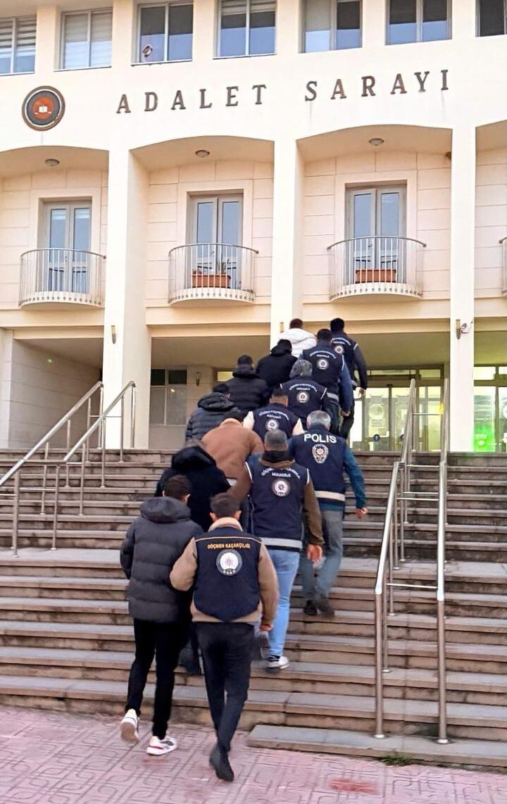 GÖZALTINA ALINAN 7 ŞÜPHELİDEN 3'Ü SEVK EDİLDİKLERİ ADLİ MAKAMLARCA TUTUKLANDI.