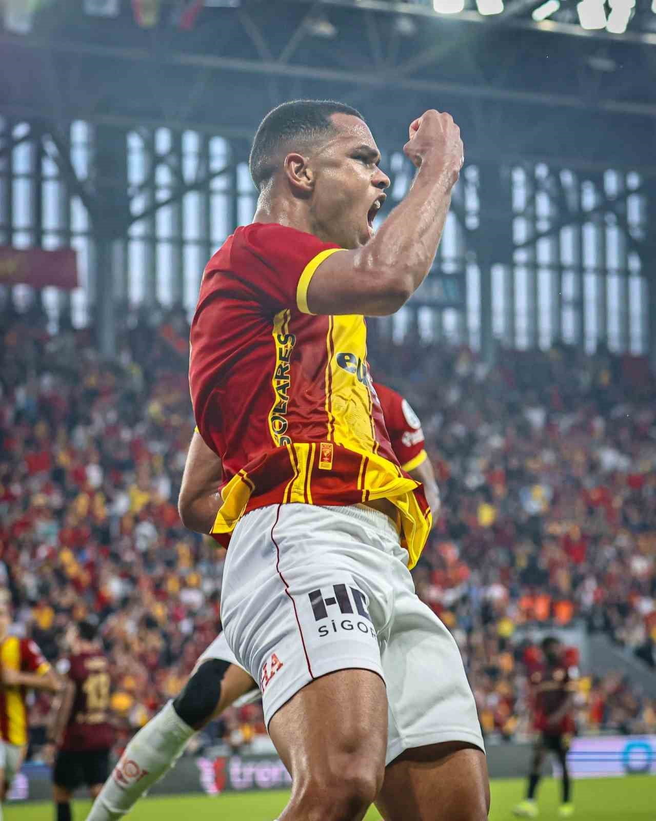 GÖZTEPE'DE LİGİN İLK YARISINDA 6 GOLE İMZA ATAN BREZİLYALI FUTBOLCU JUAN, SARI-KIRMIZILILARIN EN...