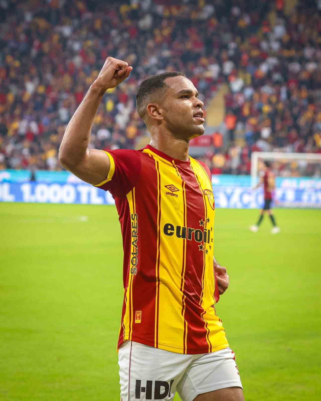 GÖZTEPE'DE LİGİN İLK YARISINDA 6 GOLE İMZA ATAN BREZİLYALI FUTBOLCU JUAN, SARI-KIRMIZILILARIN EN...