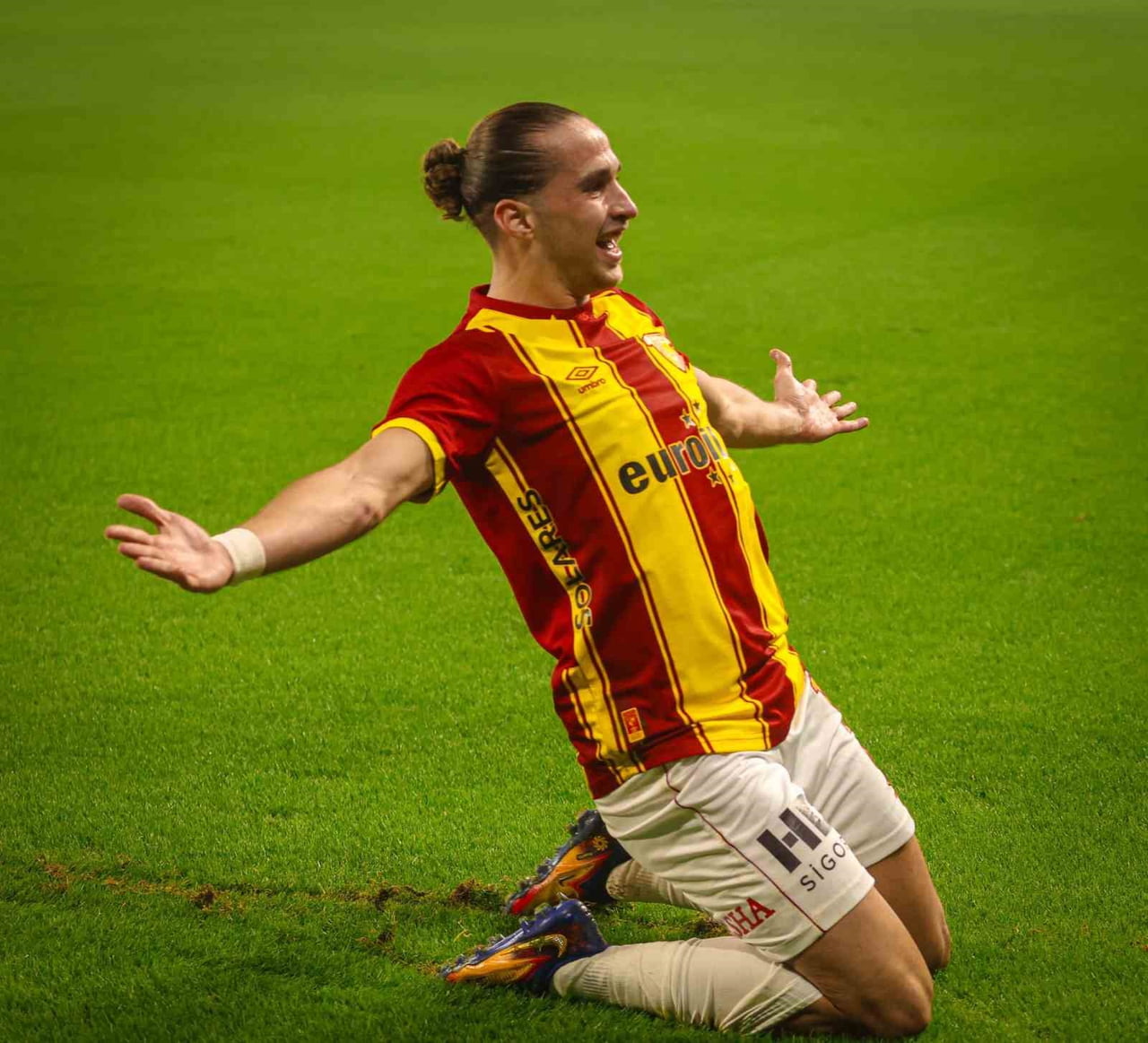 GÖZTEPELİ FUTBOLCULAR ARDA OKAN KURTULAN VE ANTHONY DENNİS'İN, HEM TÜRKİYE'DEN HEM DE YURT...